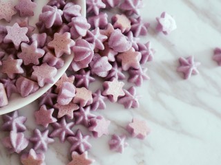 无糖紫薯溶豆,完成，再说一下注意事项，由于紫薯本身含淀粉量较高玉米淀粉就不要放太多以免影响口感，紫薯泥少量加水不要加太多避免太稀