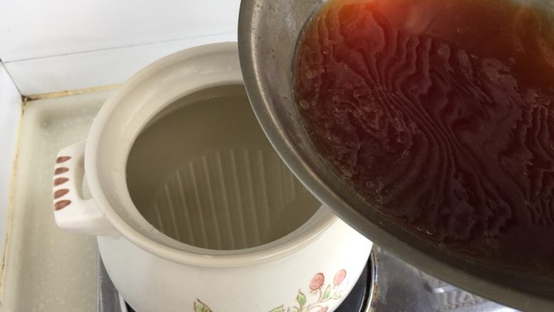 煲一锅好卤➕香卤牛肉,砂锅中加入大半锅水约2升，加入刚煮开的糖色水