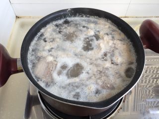 煲一锅好卤➕香卤牛肉,水开加入少许料酒，再煮一两分钟