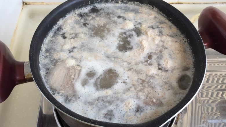 煲一锅好卤➕香卤牛肉,水开加入少许料酒，再煮一两分钟