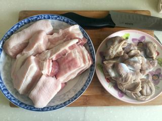 煲一锅好卤➕香卤牛肉,五花肉切大块，拔掉或刮干净表面的毛，除去鸡肫表面的黄油
