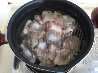 煲一锅好卤➕香卤牛肉,坐锅烧水，放入五花肉鸡肫