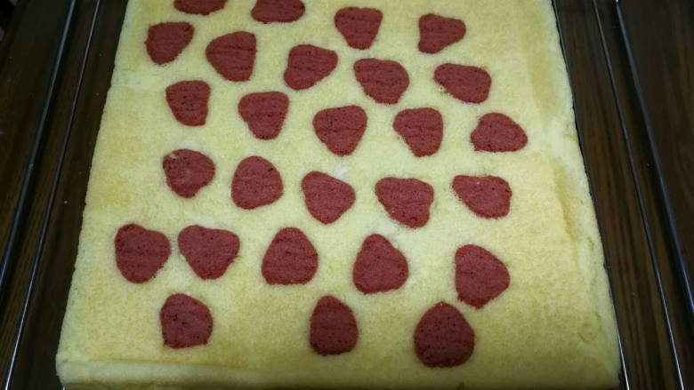 一见倾心-草莓彩绘蛋糕卷,预热烤箱170°上下火烤20分钟后，取出晾凉。揭掉油纸。