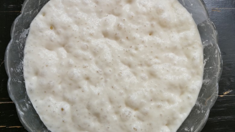 波兰酵种酸奶吐司,先制作波兰酵头，酵种材料混合后室温发酵3〜4小时表面气泡，然后放入冰箱冷藏室继续低温发酵12小时左右，制作面团时提前取出回温使用