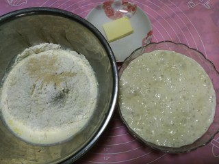 波兰酵种酸奶吐司,称量好主面团材料，除黄油和盐外都放入盆中
