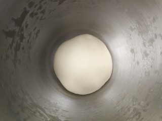 波兰酵种酸奶吐司,面团团成圆形，放入盆中盖保鲜膜进行一发