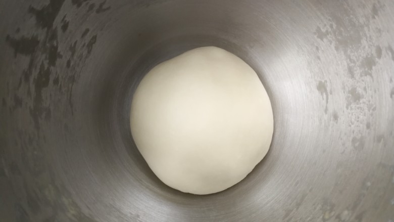波兰酵种酸奶吐司,面团团成圆形，放入盆中盖保鲜膜进行一发