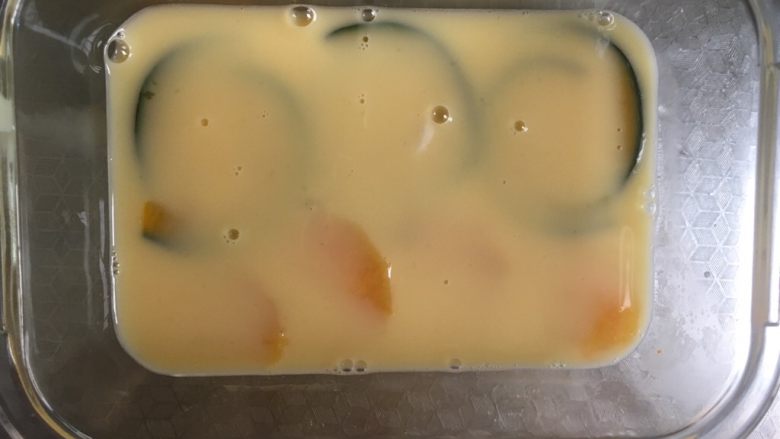 #宝宝辅食#千层银鱼蒸蛋,之后倒入部分蛋液，没过南瓜片和红薯片即可