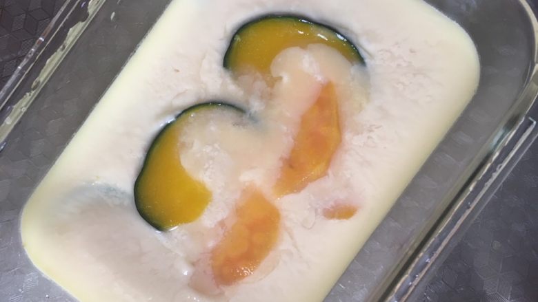 #宝宝辅食#千层银鱼蒸蛋,放入南瓜片和红薯片