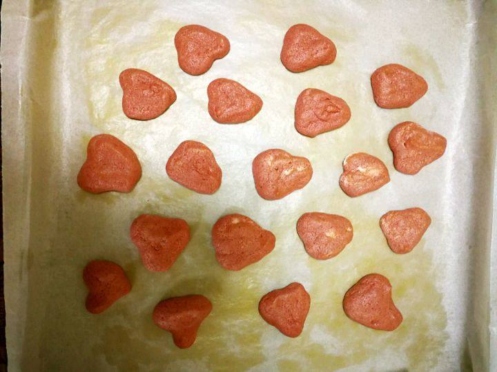 一见倾心-草莓彩绘蛋糕卷,烤箱预热180度，上下火烤1.5分钟，使草莓糊定型。