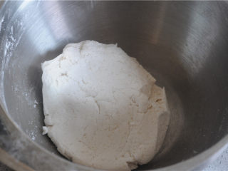 手工花式年糕,用手将颗粒状的面粉揉成团
