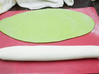 翡翠菠菜饺子,醒发好的面团拿出揉好，绿面团用擀面杖擀成椭圆的一快面皮，白面团揉成长条的面团