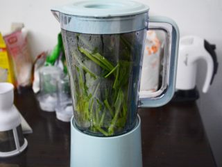 翡翠菠菜饺子,菠菜洗净，切段放入料理机，加入一点水榨出菠菜汁