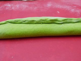 翡翠菠菜饺子,白面团放入绿面团里包起来，接口处揉平整