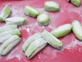 翡翠菠菜饺子,切成小剂子，撒上面粉擀圆