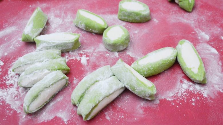翡翠菠菜饺子,切成小剂子，撒上面粉擀圆