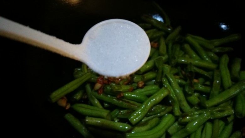厨房挑战＋素菜～豆角橄榄菜,放入适量盐
