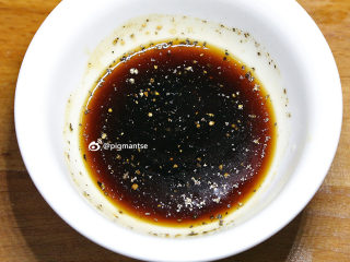 蒜香陈皮骨,取小碗，将生抽、蚝油倒入碗内，拧入少许黑胡椒碎