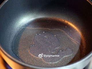 蒜香陈皮骨,取20cm多用不粘锅，猛火热锅，并倒入1汤匙橄榄油