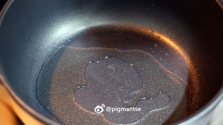 蒜香陈皮骨,取20cm多用不粘锅，猛火热锅，并倒入1汤匙橄榄油