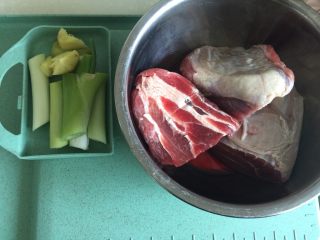 煲一锅好卤➕香卤牛肉,大葱洗净切段，姜拍一下