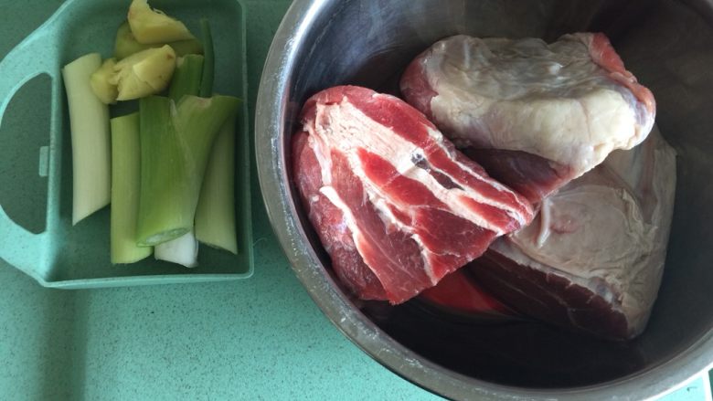 煲一锅好卤➕香卤牛肉,大葱洗净切段，姜拍一下