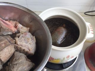 煲一锅好卤➕香卤牛肉,昨天的老卤，加入香料包，煮开，加入牛腱子，再加入一些热水