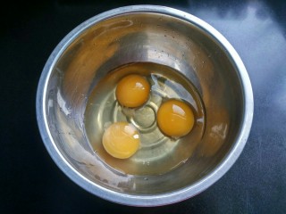 牛奶鸡蛋玉米饼,准备一个稍微大一点的碗，将鸡蛋打入碗中。