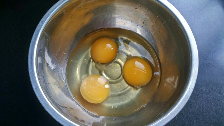 牛奶鸡蛋玉米饼,准备一个稍微大一点的碗，将<a style='color:red;display:inline-block;' href='/shicai/ 9'>鸡蛋</a>打入碗中。