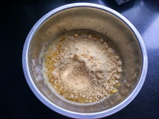 牛奶鸡蛋玉米饼,倒入玉米粉。