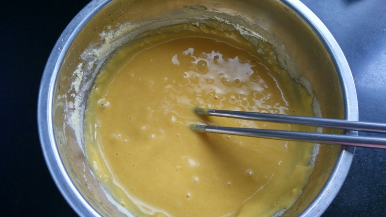 牛奶鸡蛋玉米饼,搅拌均匀。