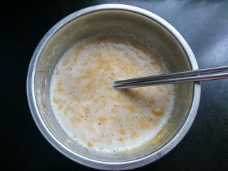 牛奶鸡蛋玉米饼,倒入牛奶，搅拌成无颗粒的面糊。