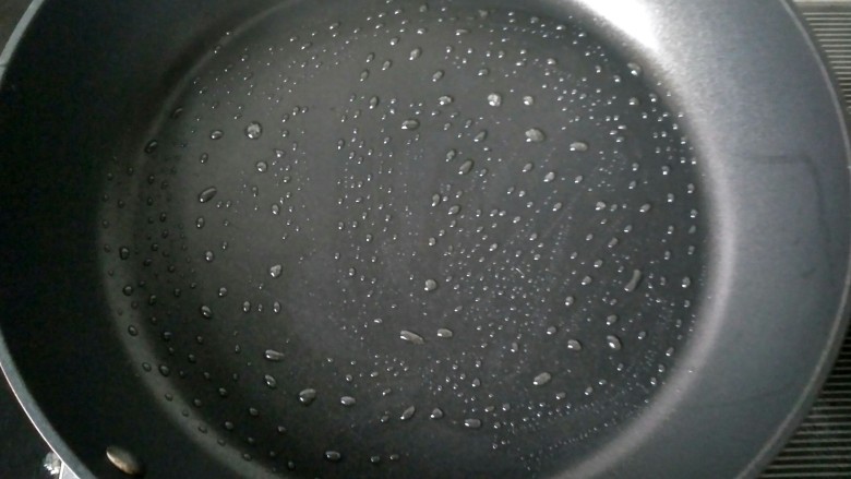 牛奶鸡蛋玉米饼,锅内用刷子刷一层薄薄的油。