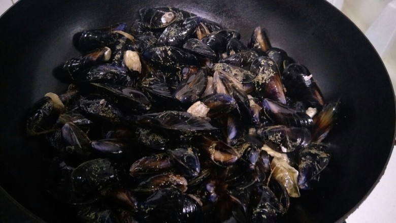 原汁贻贝,把洗净的海红放入锅中，加入姜和葱，盖上锅盖，开火煮。