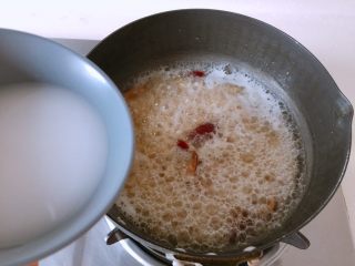 酒酿姜糖小圆子,小圆子煮熟后倒入淀粉水搅拌均匀煮开，根据个人口味加入糖