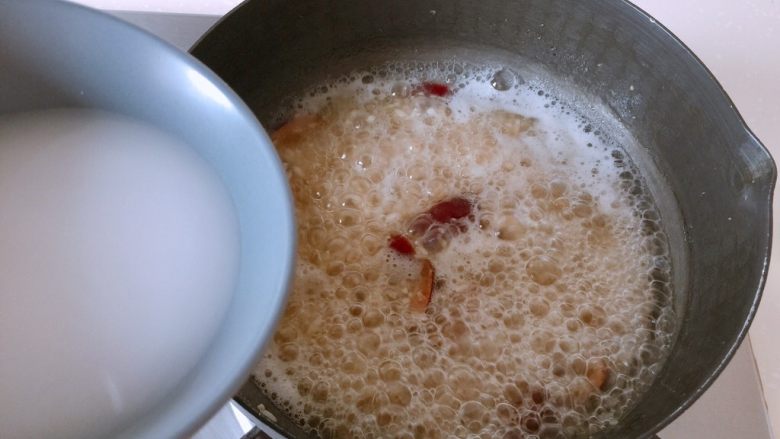 酒酿姜糖小圆子,小圆子煮熟后倒入淀粉水搅拌均匀煮开，根据个人口味加入糖