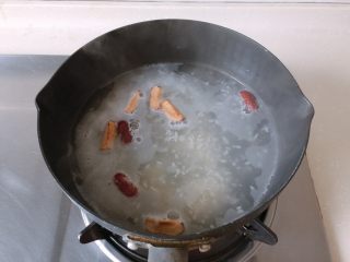 酒酿姜糖小圆子,锅中放入适量水，加入酒酿和切块的红枣煮开