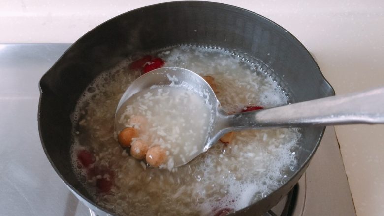 酒酿姜糖小圆子,用汤勺不时搅动，以防小圆子粘底