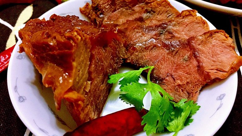 煲一锅好卤➕香卤牛肉,晚上灯光拍出来有些红，其实实物颜色更深些