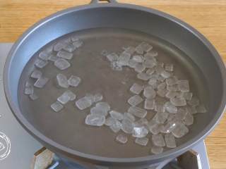 24m+自制冰糖葫芦（宝宝辅食）,冰糖放入锅中，加入2倍的水~