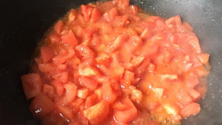 番茄牛腩饭,锅里热油炒番茄