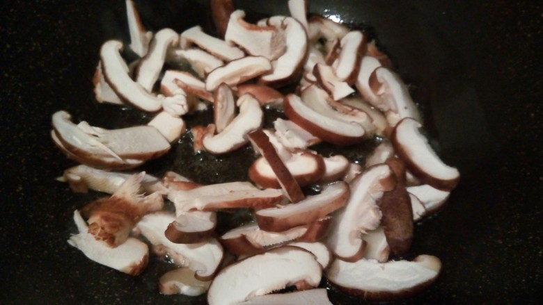 厨房挑战+素菜+家常素炒,锅里放油，油热加香菇丝翻炒