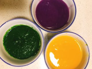 彩色蝴蝶面（蔬菜版）（10m+）,将菠菜、紫薯、南瓜用料理机打成泥。