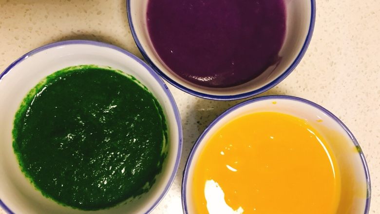 彩色蝴蝶面（蔬菜版）（10m+）,将菠菜、紫薯、南瓜用料理机打成泥。