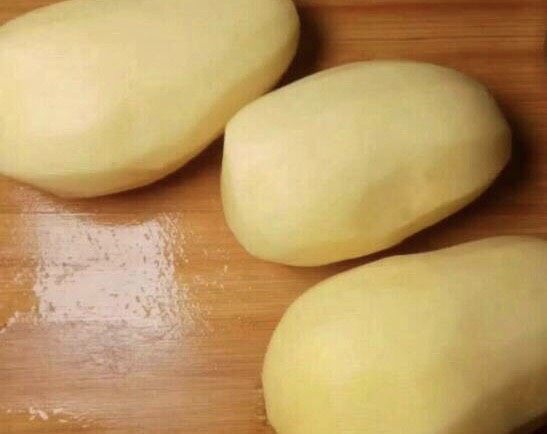 香煎土豆饼,准备三个土豆洗净削皮