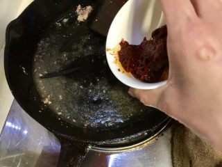 好吃的停不了口➕牛肉版蚂蚁上树,肉末拨在一边，锅中加入一勺郫县豆瓣酱