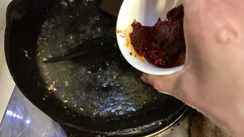 好吃的停不了口➕牛肉版蚂蚁上树,肉末拨在一边，锅中加入一勺郫县豆瓣酱