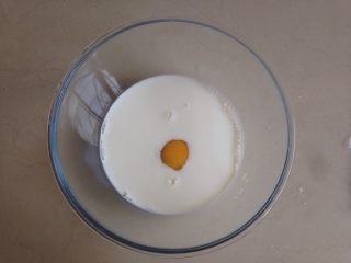 可可毛巾卷,碗里装入牛奶和鸡蛋，并搅拌好