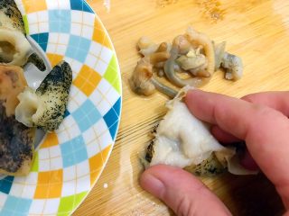 黄瓜香菜拌螺肉（内附独家万能凉拌酱汁）,然后来处理螺肉，我这里的螺肉是已经煮熟了的，（至于螺肉的煮法请参考其他菜谱），挖出海螺的器官