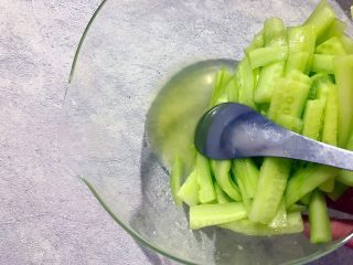 黄瓜香菜拌螺肉（内附独家万能凉拌酱汁）,撇去黄瓜的水